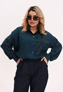 Жіноча стильна зелена рубашка на гудзиках з написами батал