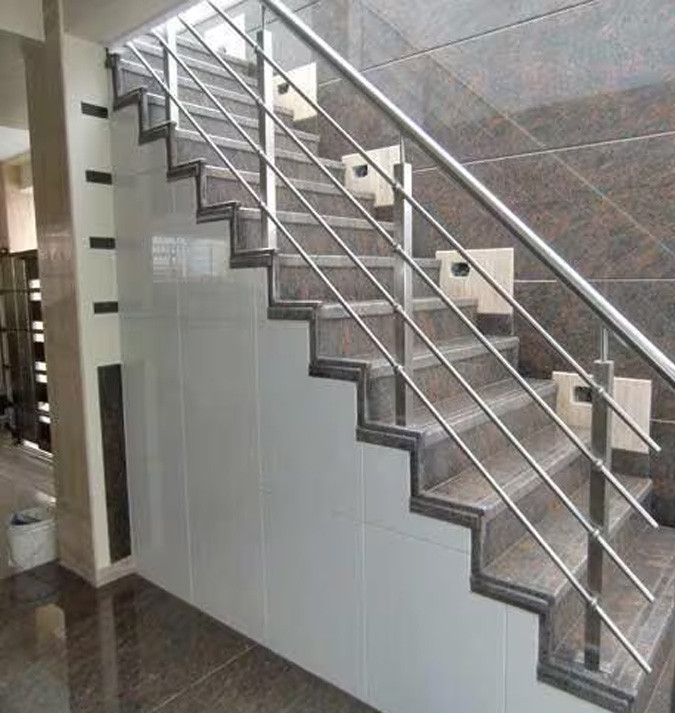 Сходові огородження металеві - поручні і заповнення нержавійка скло купити під замовлення у виробника