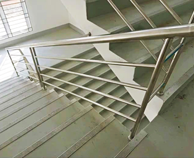 Перила/огородження  від виробника з нержавійкиAISI 304, поручень Ø42 мм, стійка Ø32 мм, 4 ригелі Ø12 мм, кріплення на анкер