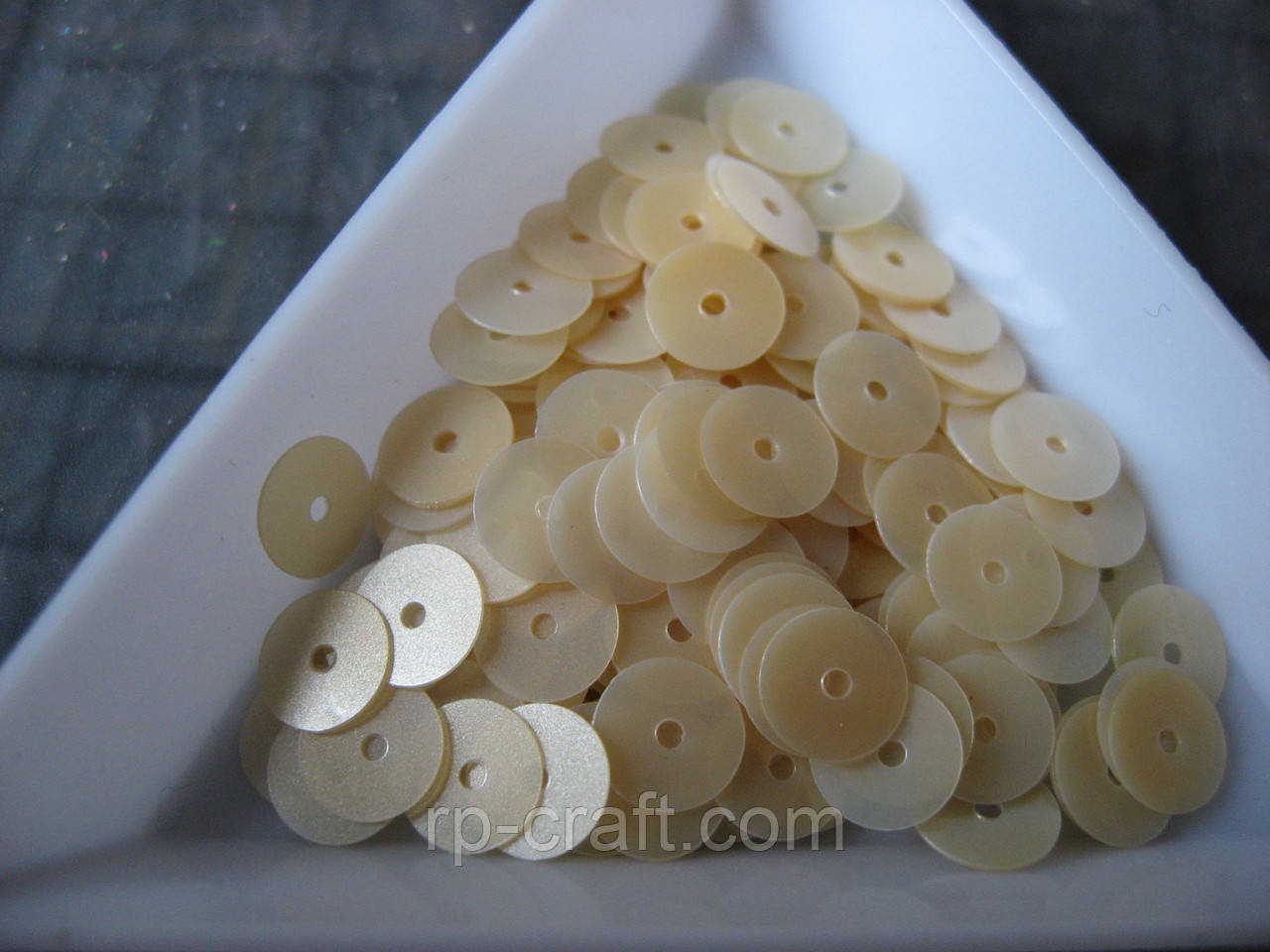 123. Упаковка паєток. Круглі, плоскі, 7 мм, 8 грам, вершкові, фото 1