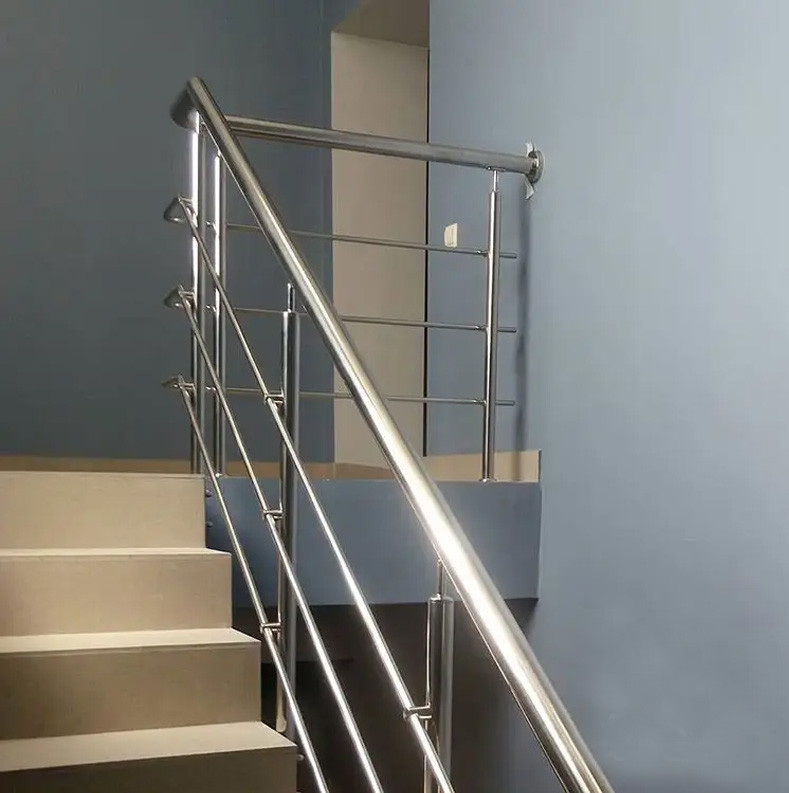 Перила/ огородження з нержавійки AISI 304, поручень Ø42 мм, стійка Ø32 мм, 4 ригелі Ø16 мм, кріплення на анкер