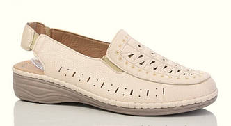 Босоніжки великих розмірів жіночі з перфорацією закритий носок гумка на п'яті бежеві