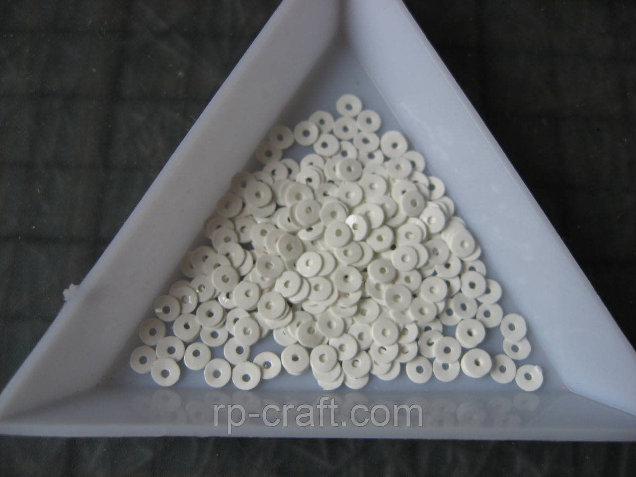 133. Упаковка паєток. Круглі, тиснені, 4 мм, 5 грам, молочні, фото 1