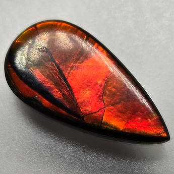 Природний камінь для створення прикрас натуральний амоліт кабошон червоний 5,9 ct