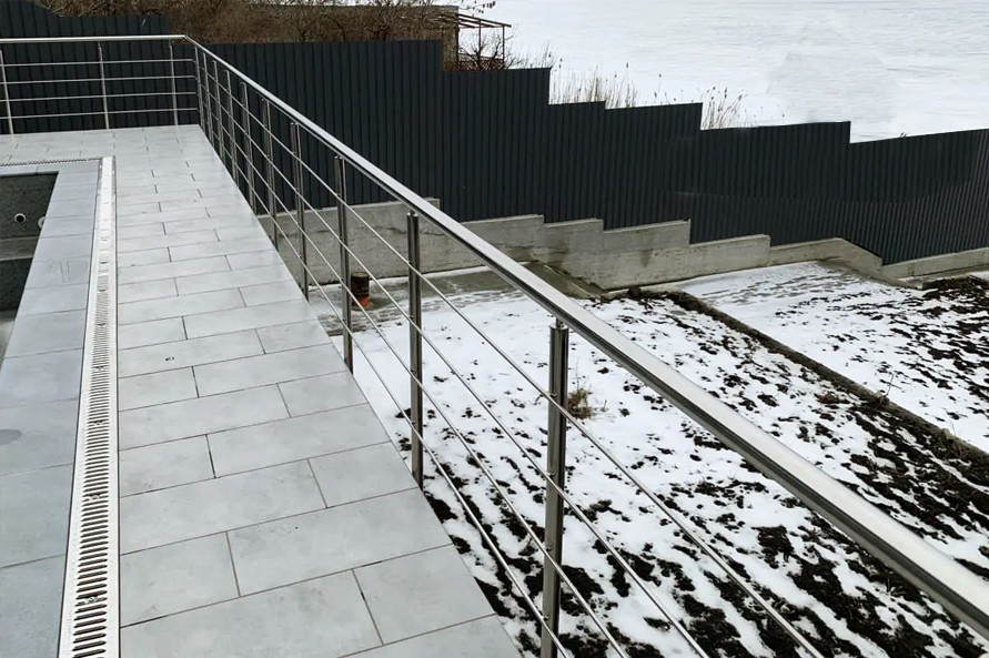 Перила/огородження з нержавіючої сталі AISI 304, поручень Ø42 мм, стійка Ø38 мм, 4 ригелі Ø16 мм, бокове кріплення