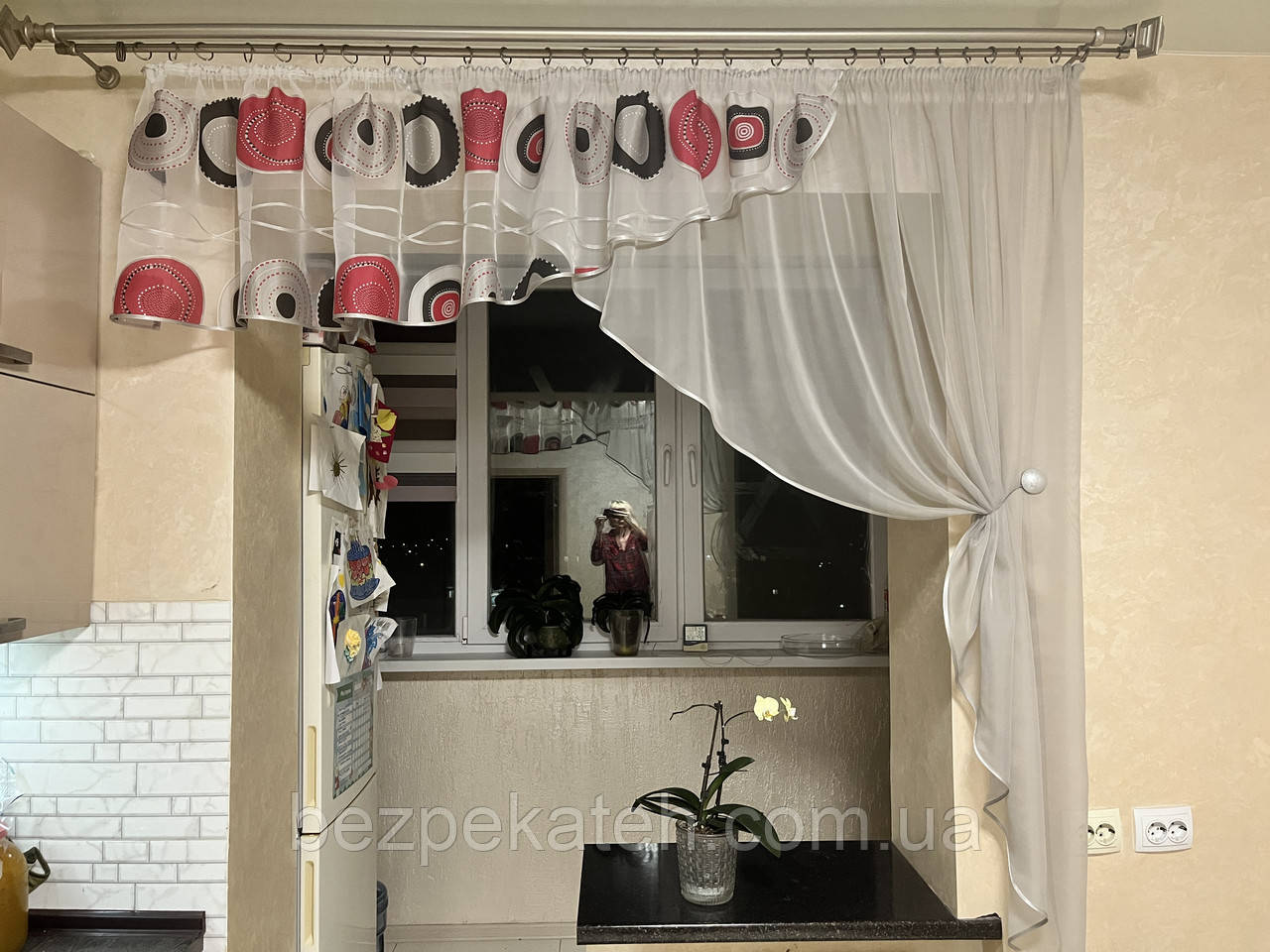 Сіра кухонна тюль. Коротка тюль на кухню. Тюль до підвіконня. Асиметрична тюль