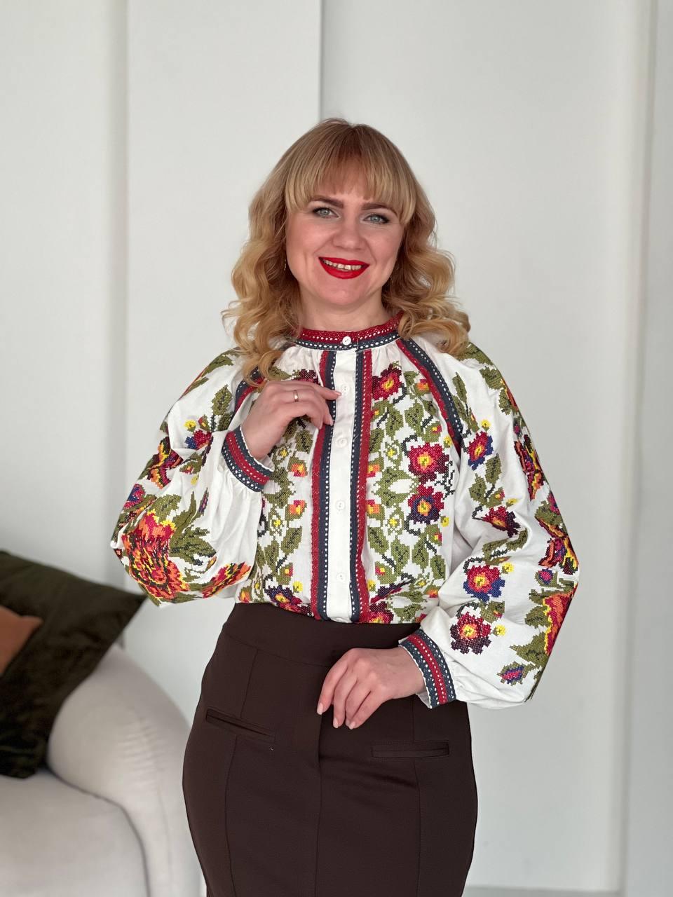 Вишита сорочка на ґудзиках з квітковим візерунком молочна