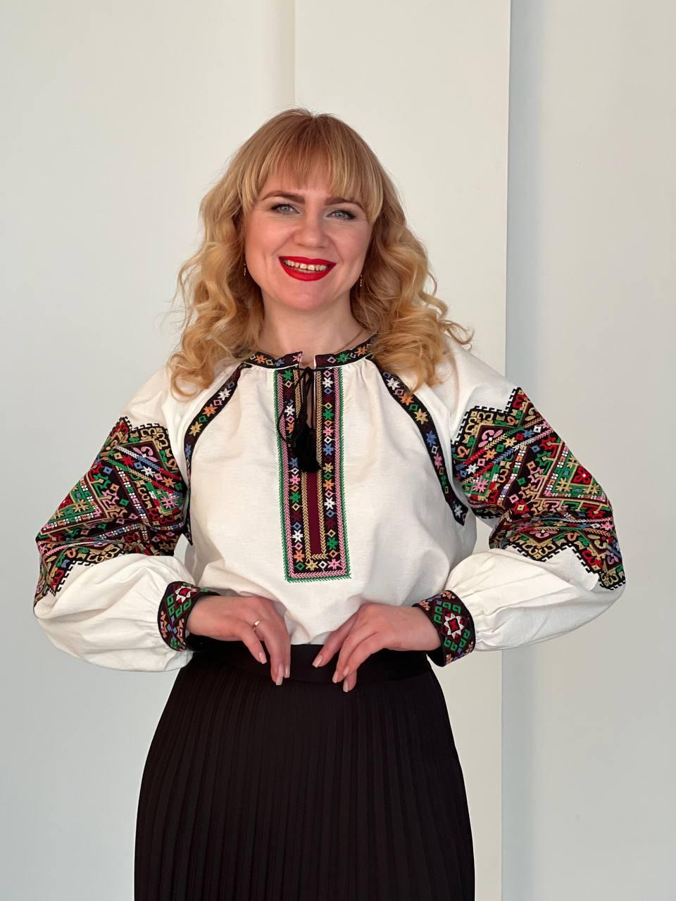 Вишита блуза з яскравим орнаментом молочна
