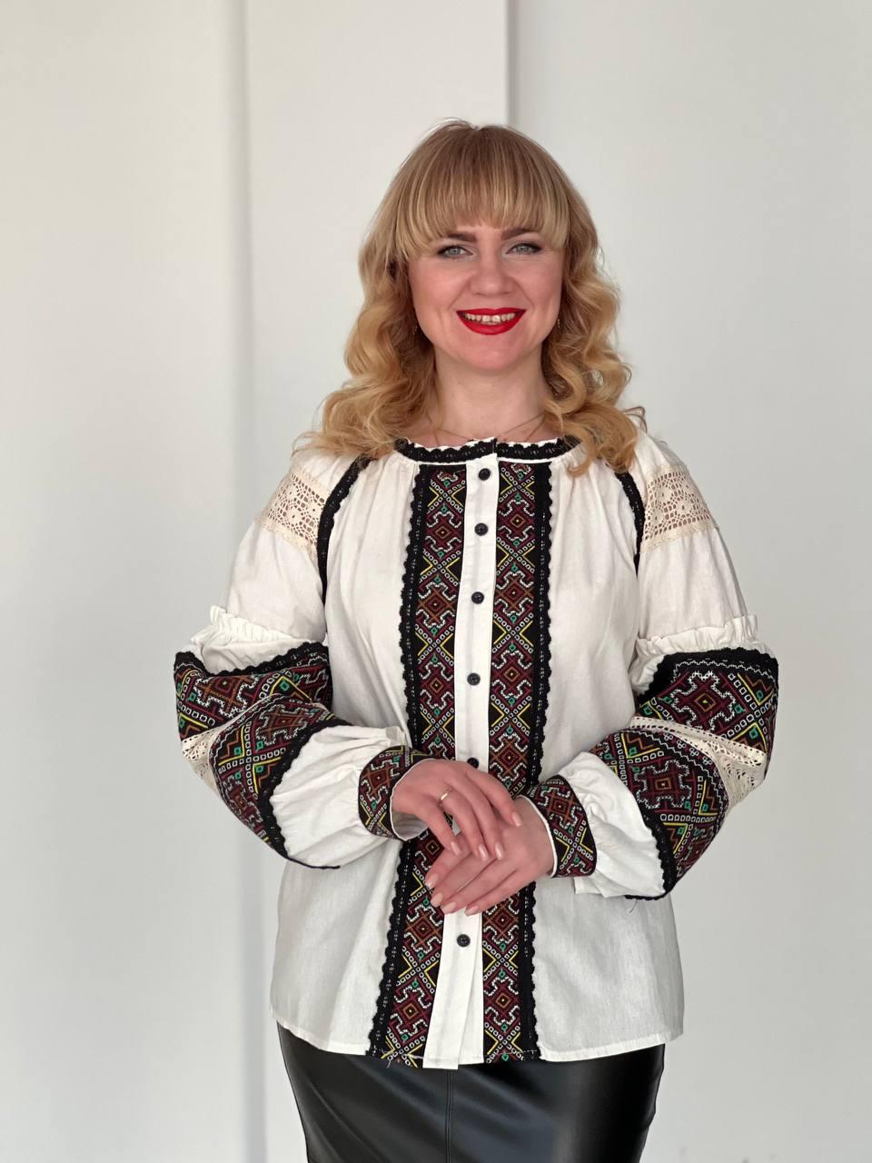 Вишита сорочка на ґудзиках з геометричним візерунком молочна