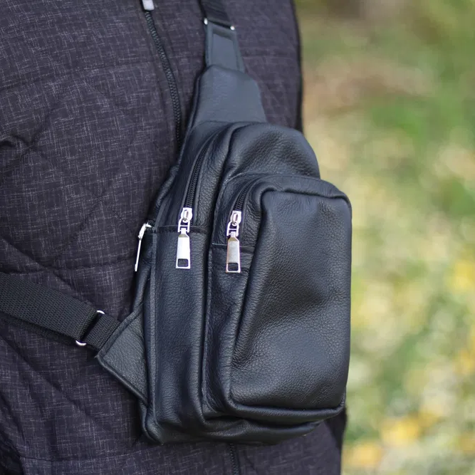 Стильна сумка чоловіча - бананка, слінг нагрудна з натуральної шкіри на блискавці чорна, фото 1