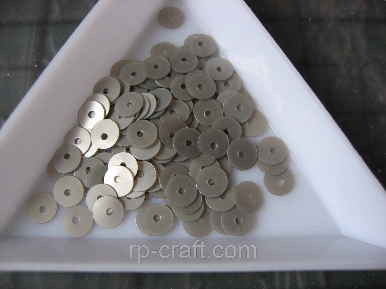 141. Упаковка паєток. Круглі, плоскі, 5 мм, 8 грам, світло-сірі, фото 1