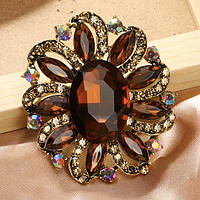 Брошка золотистого кольору з коричневими та кристалами, що переливаються, розмір виробу 60х55 мм