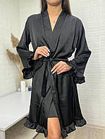 Ніжний шовковий халат на запах з рюшами у чорному кольорі