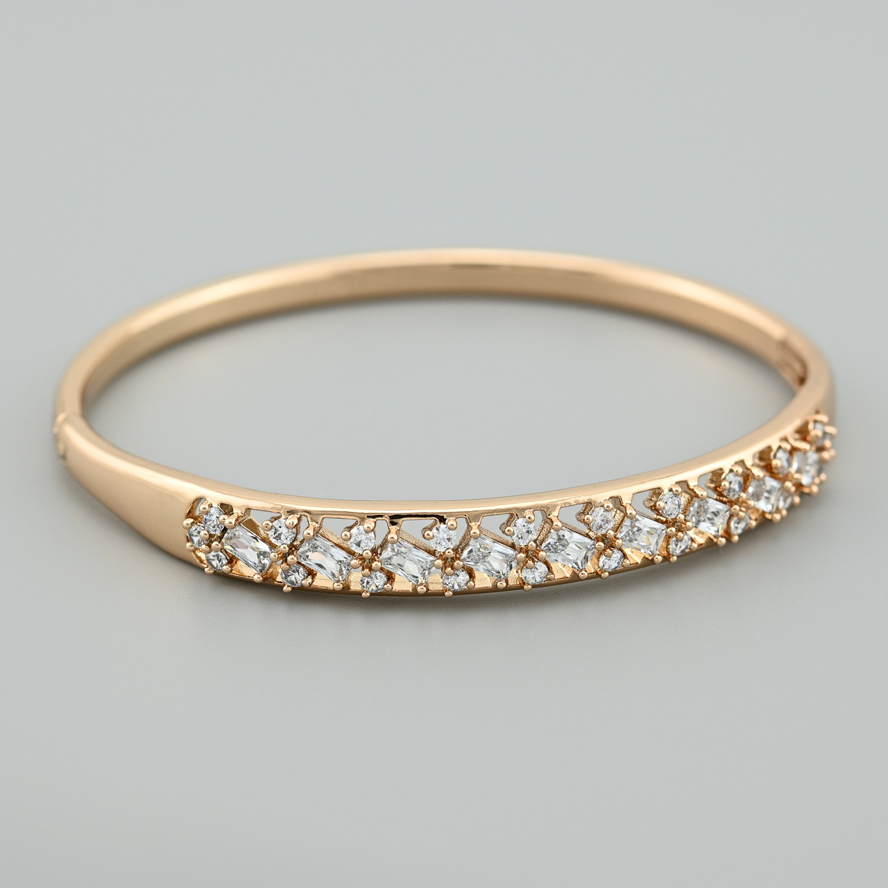 Жорсткий браслет Магія діамантів 49056 ширина 7 мм білі фіаніти позолота 18К довжина 15-18, фото 1