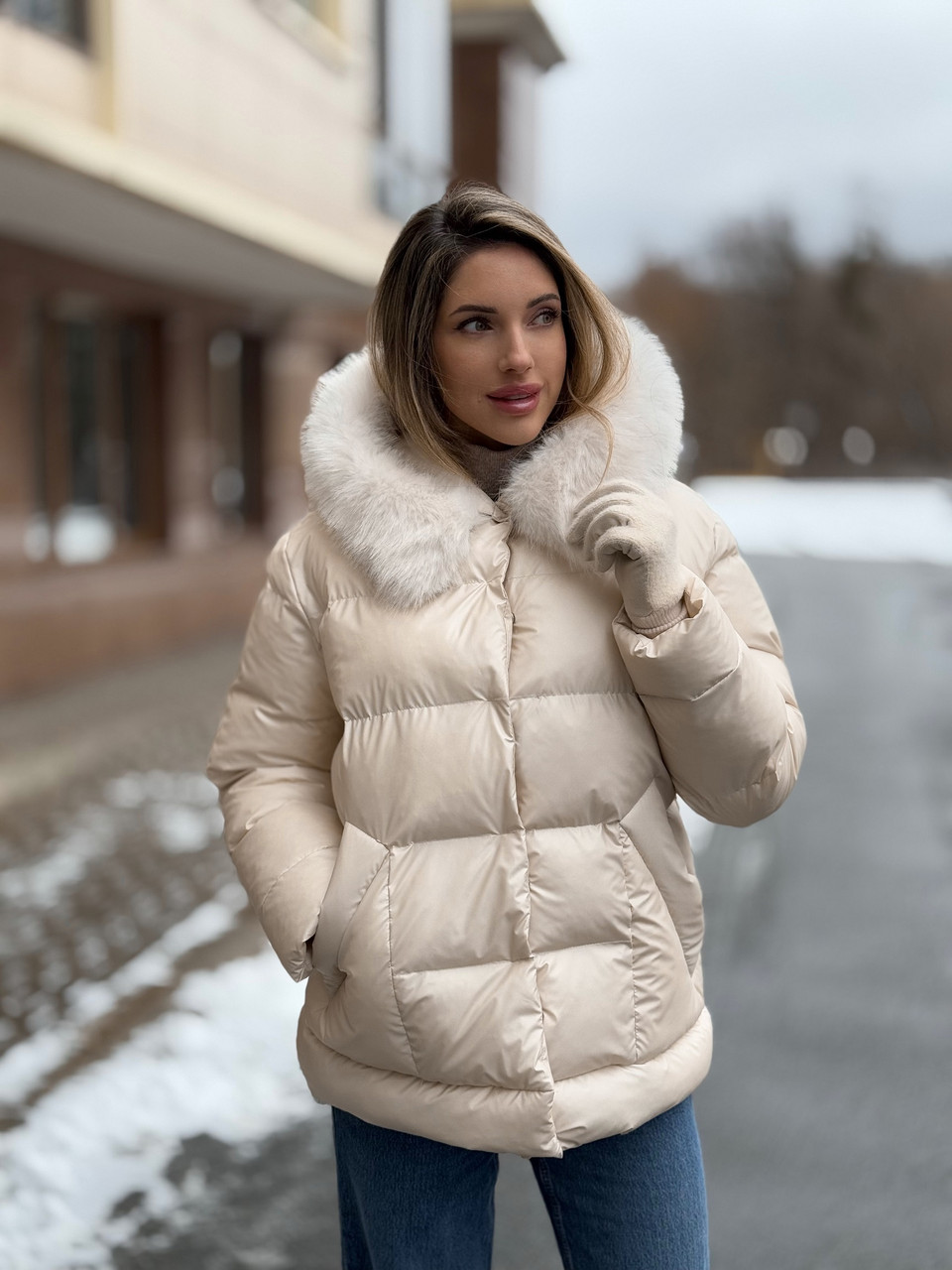 Зимова куртка з водовідштовхувальної плащової тканини з еко-хутром на капюшоні, фото 1