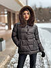 Жіноча зимова куртка з водовідштовхувальної плащової тканини з еко-хутром на капюшоні, фото 2