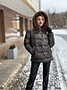 Жіноча зимова куртка з водовідштовхувальної плащової тканини з еко-хутром на капюшоні, фото 6