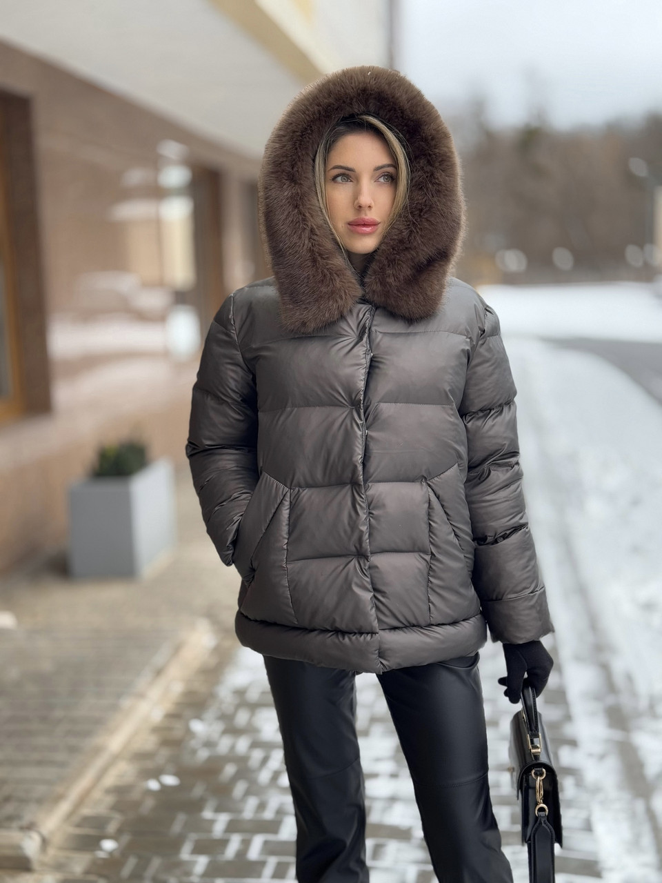 Жіноча зимова куртка з водовідштовхувальної плащової тканини з еко-хутром на капюшоні, фото 1
