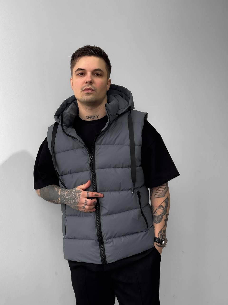 Чоловіча жилетка сіра з капюшоном весняна осіння Чоловіча безрукавка утеплена, фото 1