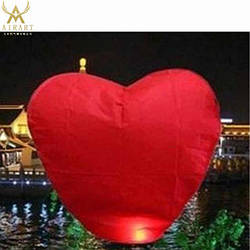 Червона куля у формі серця. Китайський надійний ліхтарик для запуску в небо.