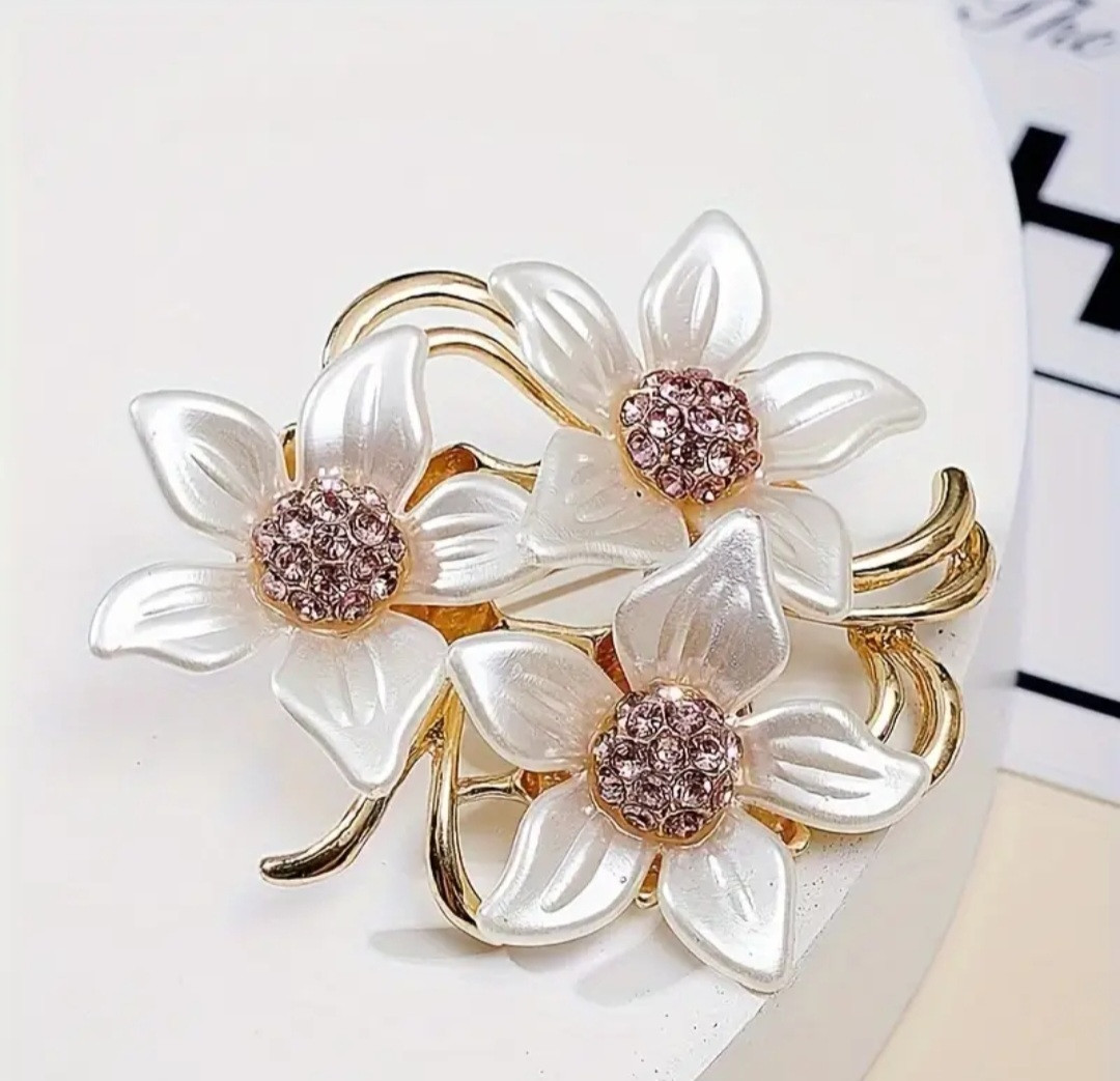 Брошка білі квіти з рожевими камінцями Розмір 45 мм × 45 мм