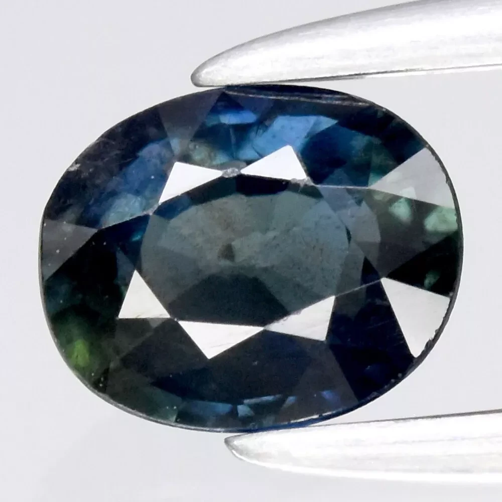 0.39 кт Природний синій із зеленим сапфір без обробленняger