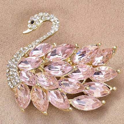 Брошка на золотистій основі лебідь з кришталевими білими та рожевими камінчиками розмір виробу 45х45 мм, фото 2