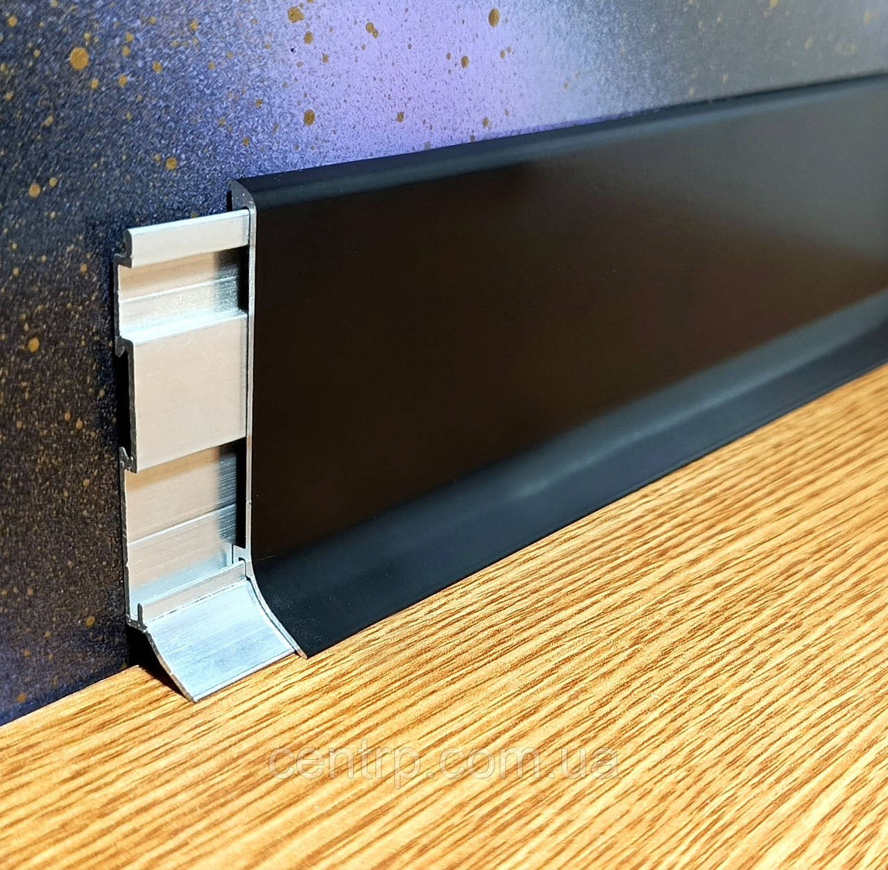 Алюмінієвий знімний накладний плінтус BEST DEAL 4/61 чорний 2,5 м, фото 1