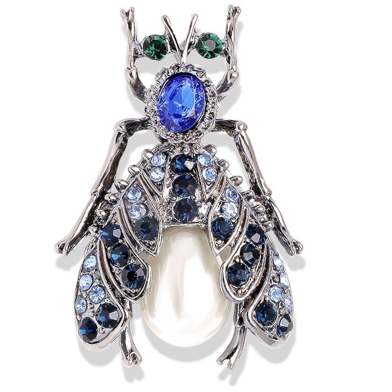 Брошка на темно-сріблястій основі цикаду з різнокольоровими кришталевими стразами та перлиною розмір 50х30 мм