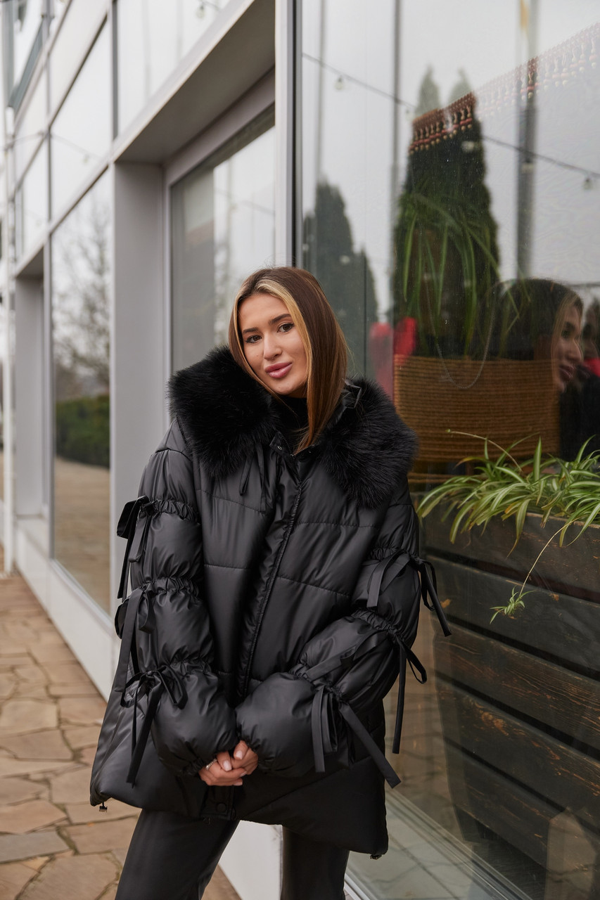 Зимова куртка із зав'язками на рукавах та еко хутром на капюшоні, фото 1