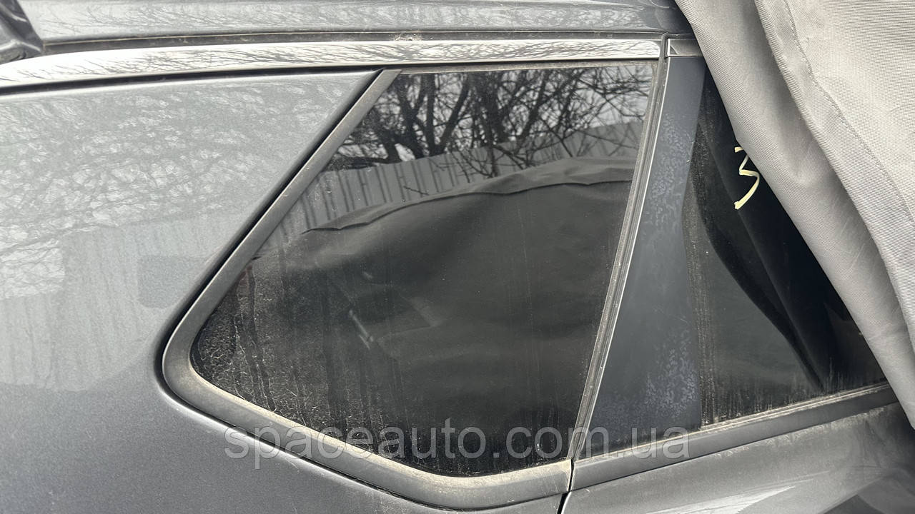 Стекло крыла правое Nissan Rogue T33 / X-TRAIL 21-25 год б/у оригинал без дефектов 833006RR0A