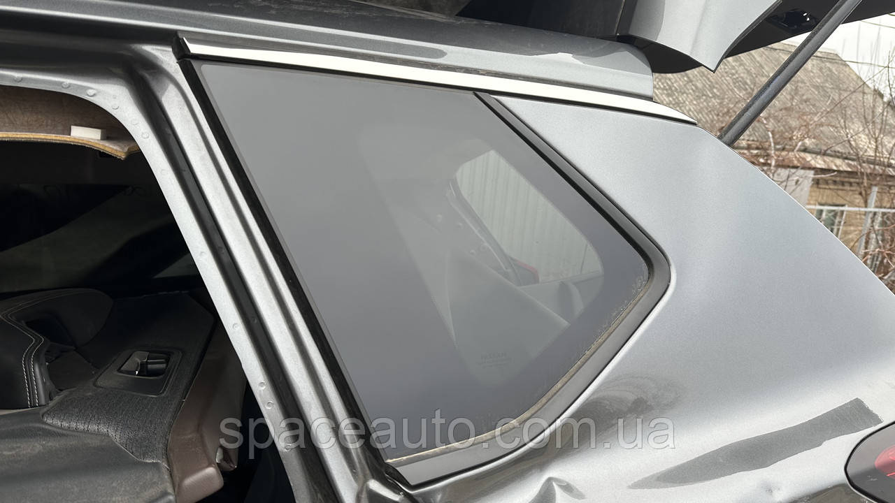 Стекло крыла левое  Nissan Rogue T33 / X-TRAIL 21-25 год б/у оригинал без дефектов 833016RR0A, фото 1