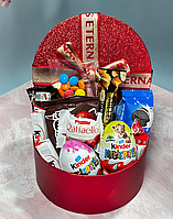 Солодкий бокс у красивій коробочці Love is набір солодощів на подарунок близькій людині 16*16*7см