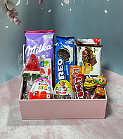 Бокс із солодощами в барвистий упаковці набір цукерок на подарунок 19*12*7 см