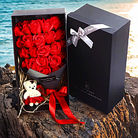 Подарунковий набір мильних троянд у коробці Букет ароматних червоних троянд 23 шт. з мила з плюшевим ведмежам