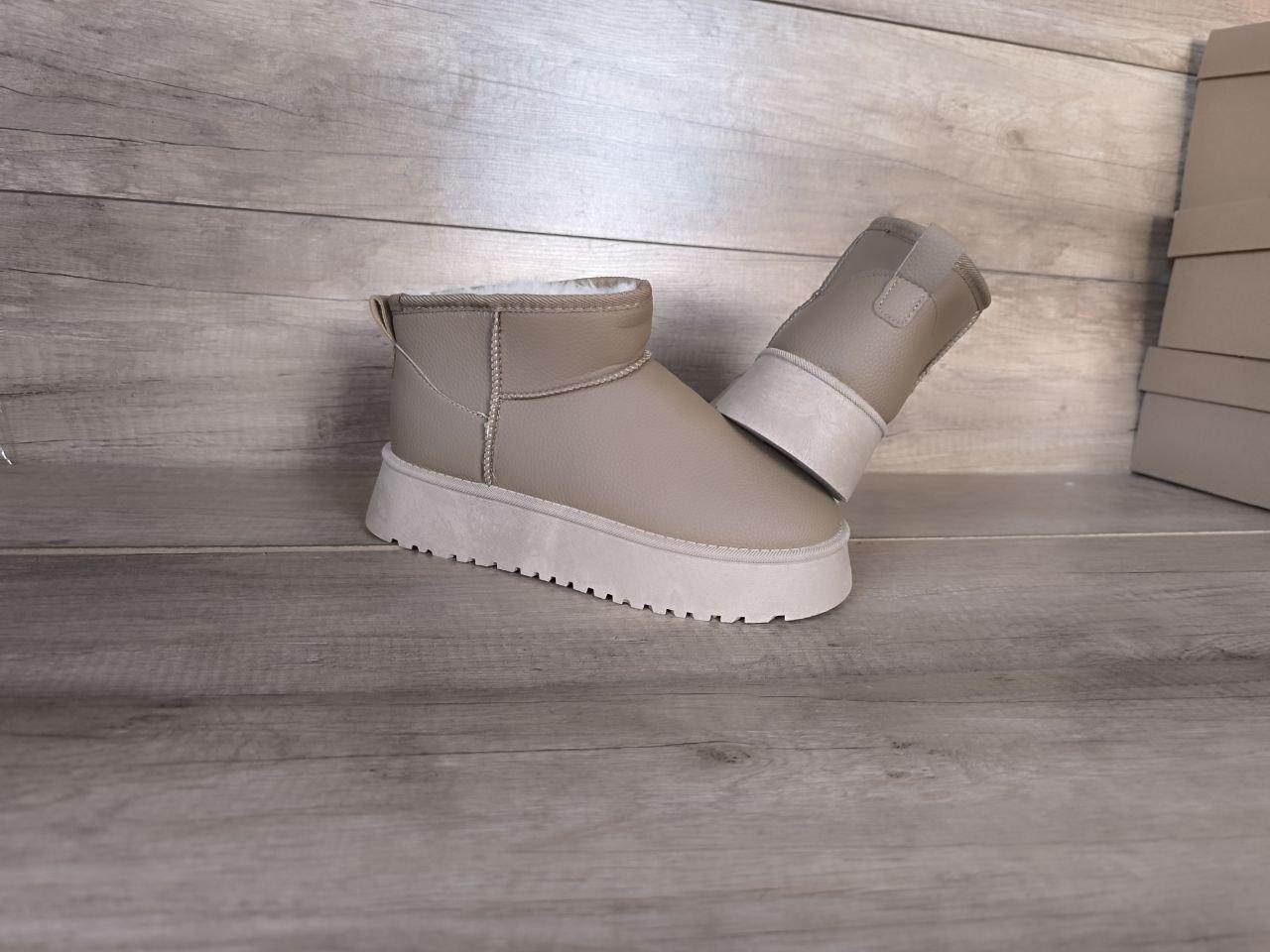 Жіночі Уги БАЖОВІ UGG BEIGE світлі короткі на високій платформі шкіра штучна зима черевики напівчоботи