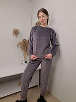 Жіночий велюровий костюм з карманами на манжетах кольору мусон