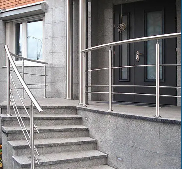 Перила/огородження з нержавійки AISI 304, поручень Ø42 мм, стійка Ø42 мм, 3 ригеля  Ø12 мм, фланцеве кріплення