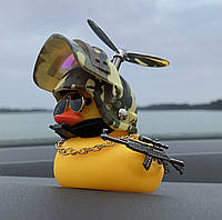 Резиновая утка в машину с аксессуарами, уточка с автоматом на торпеду