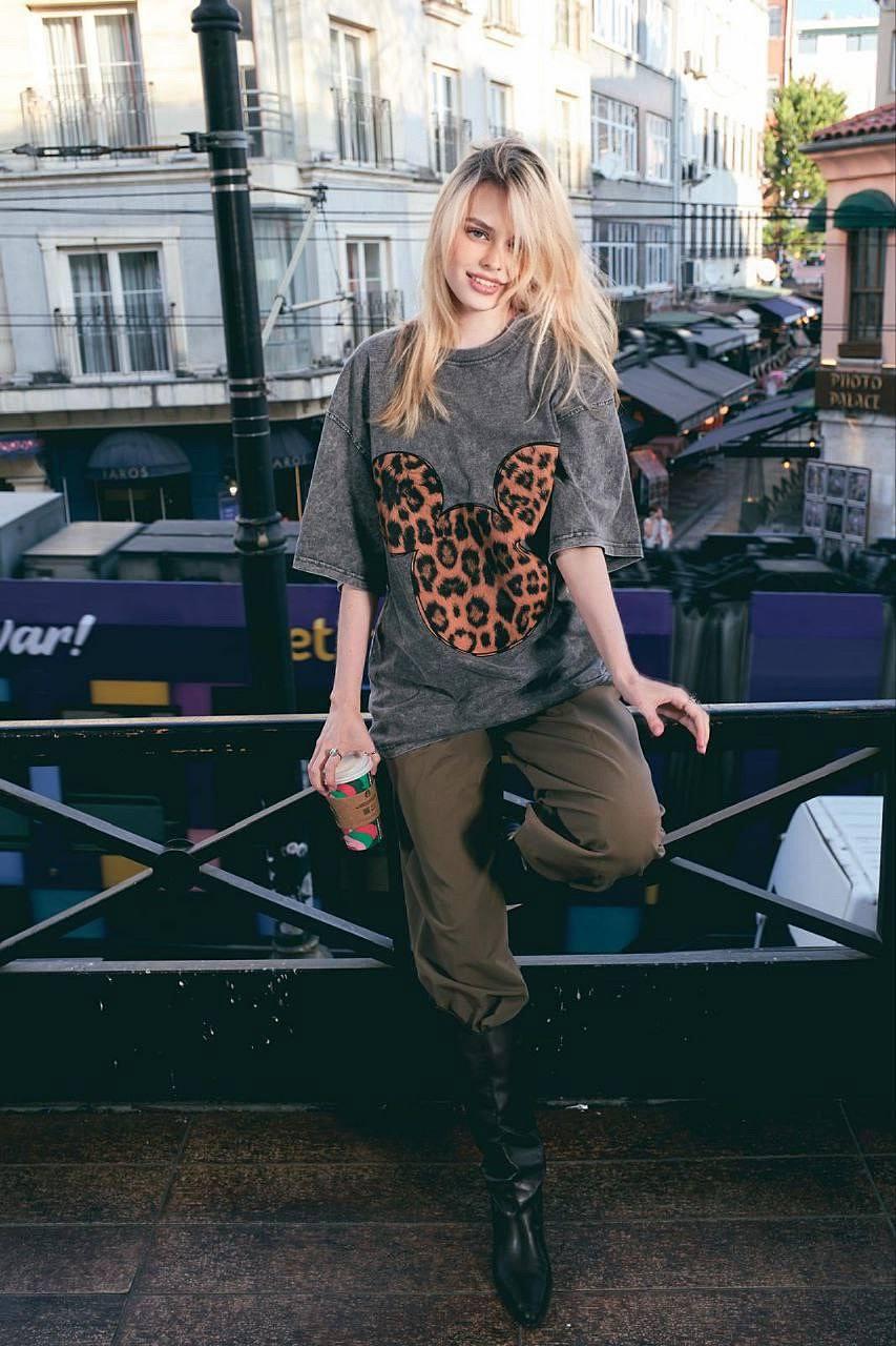 Жіноча сіра вареняафутболка в стилі оверсайз з леопардовим принтом, фото 1
