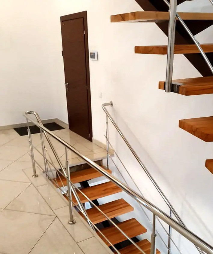 Перила/огородження з нержавійки AISI 201, поручень Ø42 мм, стійка Ø42 мм, 3 ригеля  Ø12 мм, фланцеве кріплення