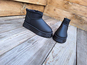 Уги Чорні BLACK екошкіра Міні з лейбл UGG короткі на високій платформі зима черевики напівчоботи жіночі, фото 3