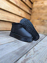Уги Чорні BLACK екошкіра Міні з лейбл UGG короткі на високій платформі зима черевики напівчоботи жіночі, фото 6