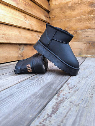 Уги Чорні BLACK екошкіра Міні з лейбл UGG короткі на високій платформі зима черевики напівчоботи жіночі, фото 1