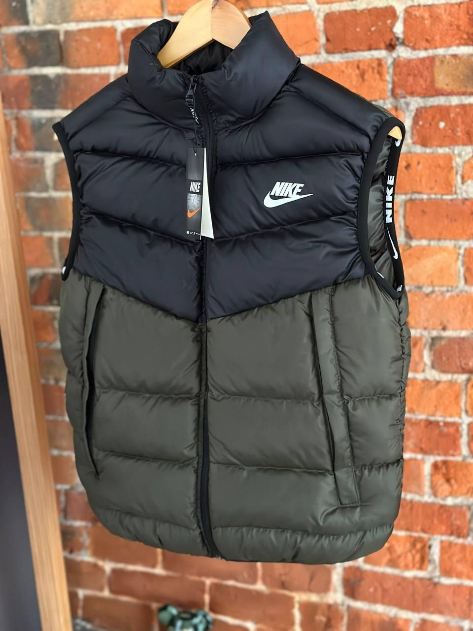 Жилетка Nike чоловіча хакі стьобана демісезонна безрукавка найк на весну-осінь спортивний жилет