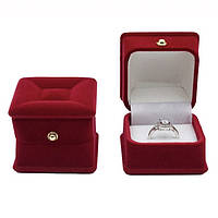 Футляр шкатулка червоний оксамит для ювелірних виробів квадратний під кільце або прикрашання розмір 4.5х5.5х5 см