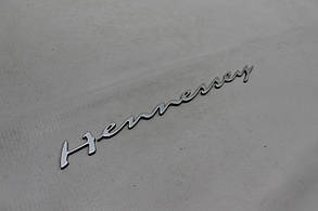 Напис Hennessey (метал) сірий мат