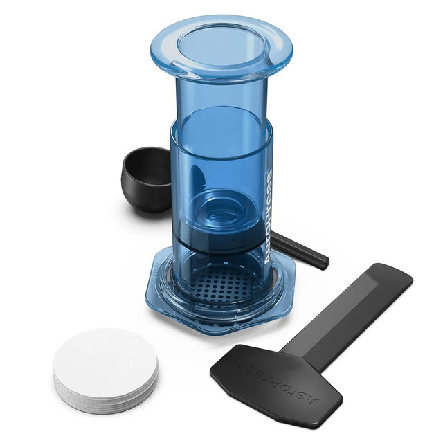 AeroPress Clear Blue — це ідеальний вибір для тих, хто шукає зручний, стильний і функціональний пристрій для приготування кави. Міцні матеріали, легкість у догляді, а також можливість контролювати смак і міцність напою роблять цей пристрій привабливим для кавових гурманів і тих, хто цінує якість. Тритан, який використовується в конструкції, гарантує довговічність і безпеку, а сучасний дизайн додає нотку естетики до процесу приготування кави.