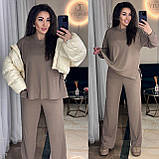 Кавовий жіночий костюм із трикотажу в рубчик: вільні штани та кофта, фото 2