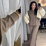 Кавовий жіночий костюм із трикотажу в рубчик: вільні штани та кофта, фото 3